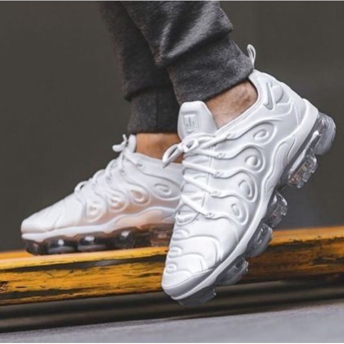 vapormax plus triple white