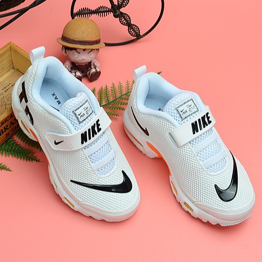 girls nike sneaker