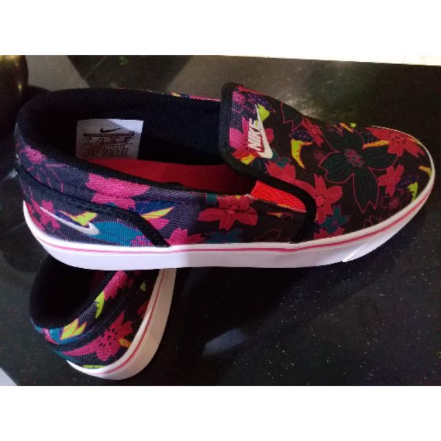 nike women's slip on shoes