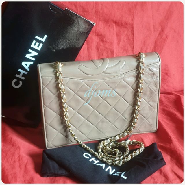 chanel quilted chain shoulder bag