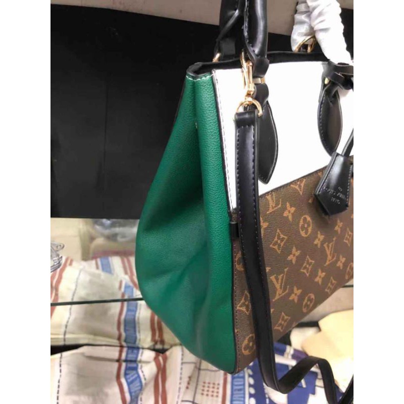 OEM Louis Vuitton Sling bag With - Dhelai's Online Shoppe