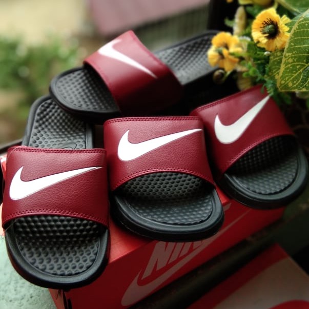 nike maroon slippers