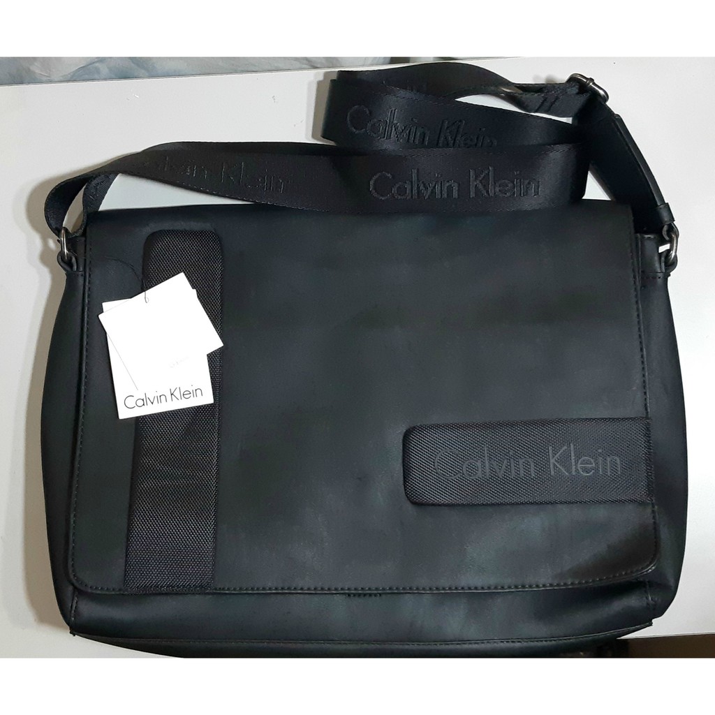 Calvin Klein Gibson Messenger Bag | Shopee Philippines
