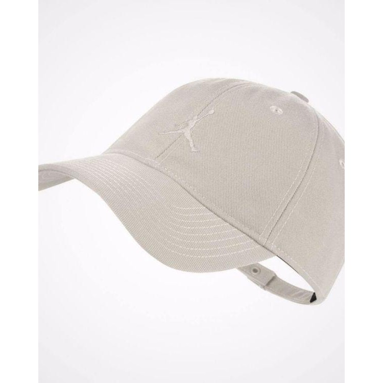 beige nike baseball cap