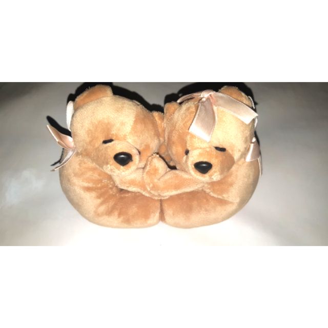 2 teddy bears