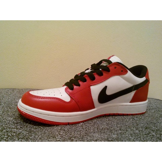 low top jordan 1 chicago