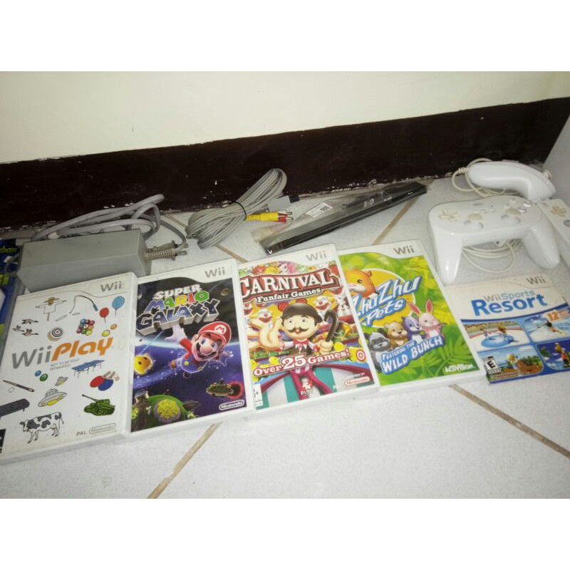 Nintendo Wii US w/ 5 Original US Games, 1 Remote, 1 Nunchuck, Orig Wii