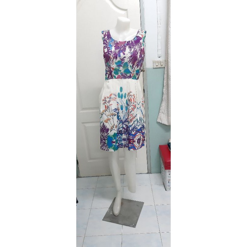 16/8 22 Dress Size S – M, graphic pattern, bright colors, knee length, slippery fabric, cool, good quality, second hand, very good condition, can be worn at work, office.