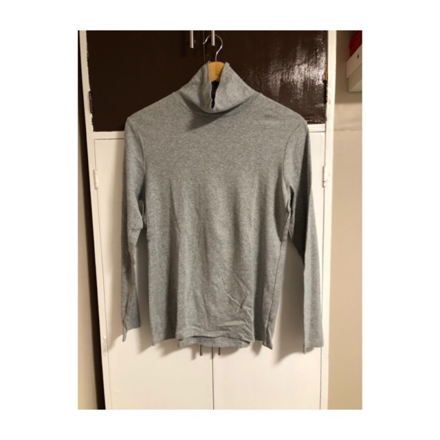 uniqlo gray sweater