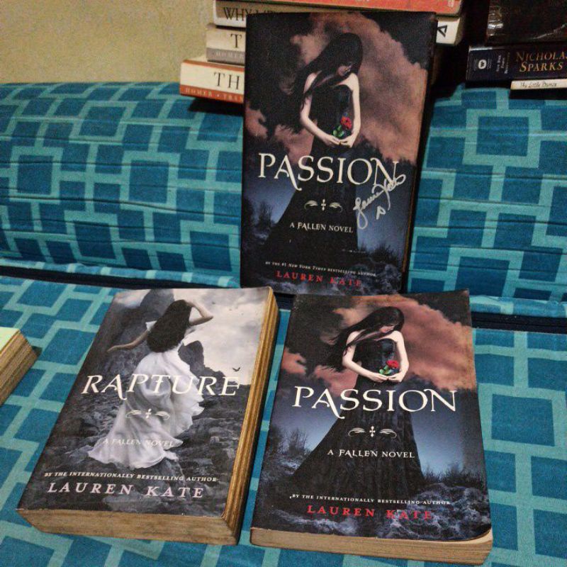 Featured image of [HARDBOUND] Passion by lauren kate a Fallen novel SIGNED BOOK / passion pb rapture