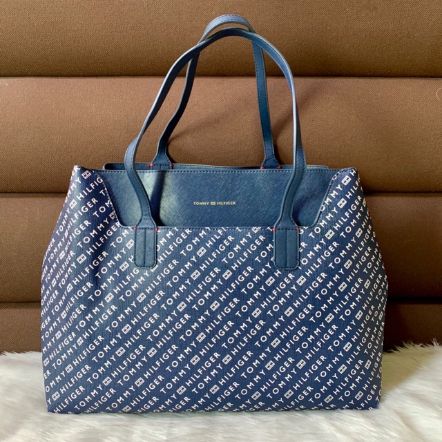 tommy hilfiger adamaria tote