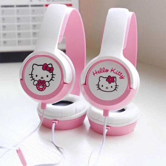 hello kitty with headphones