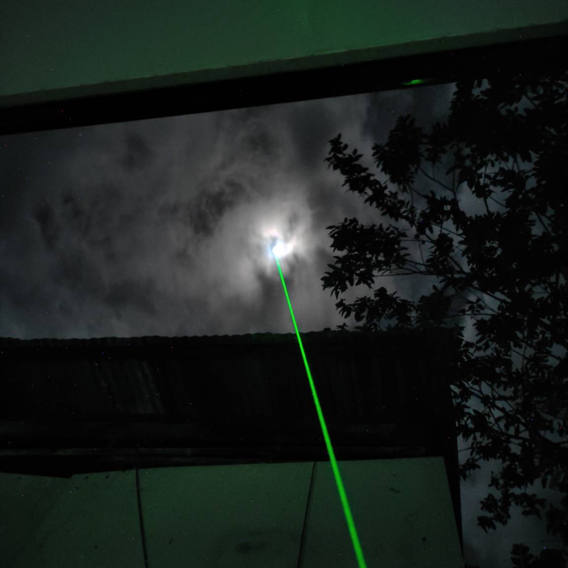can a laser pointer hit the moon