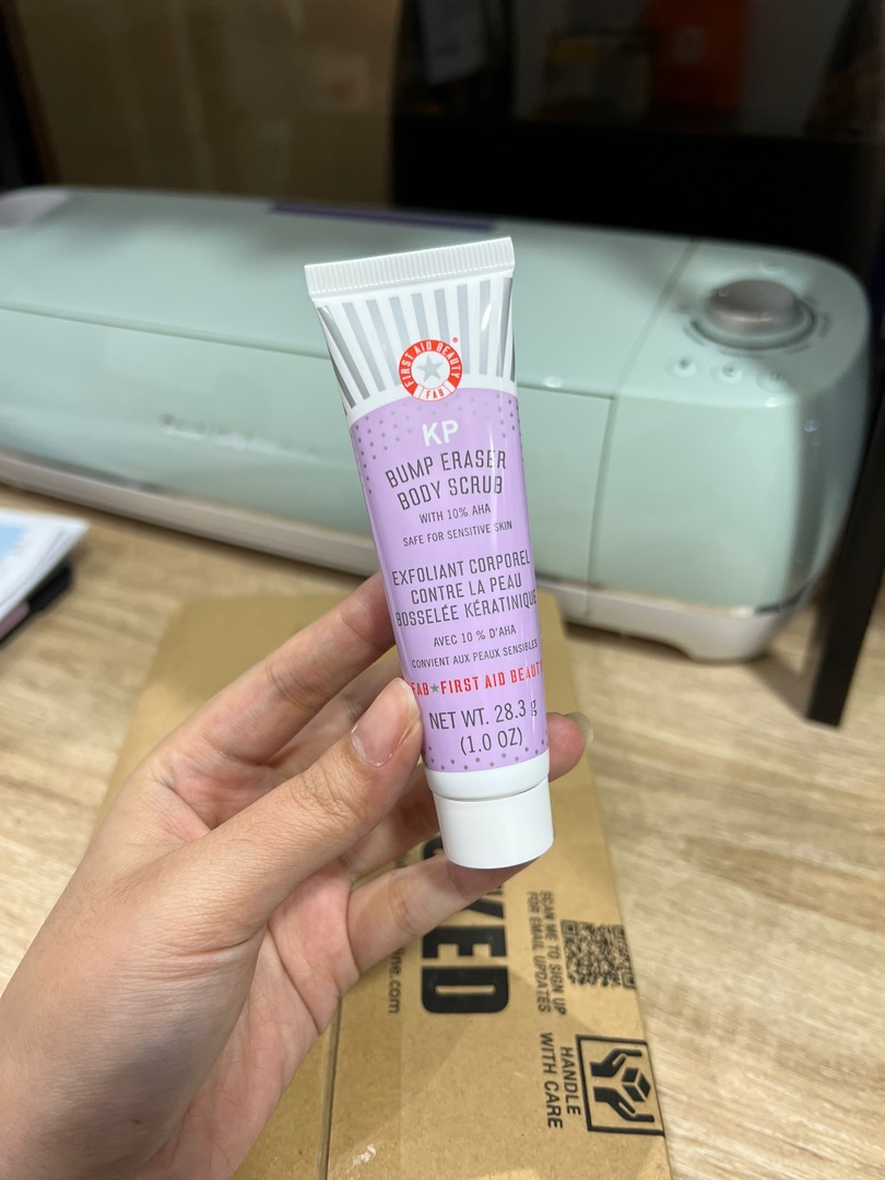 First Aid Beauty KP Bump Eraser Body Scrub Exfoliant For Keratosis Pilaris With 10 AHA Ozファースト
