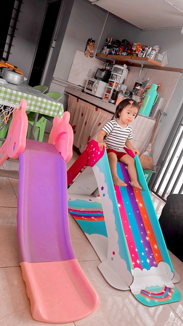 直売特注品 Pop2Play Cocomelon Indoor Playground for Toddlers StrongFold  Technology Cardboard Toddler Slide by WowWee並行輸入 ゲーム、おもちゃ