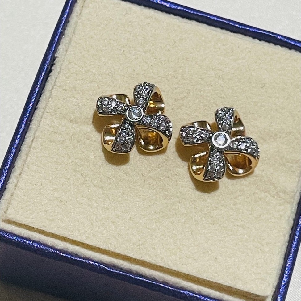 Windmill Flower Stud Earrings | Pavé Diamond Accent | Two-Tone Champagne Gold Setting product photo 3