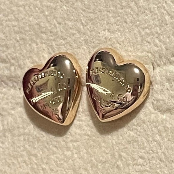 Tiff@ny-Inspired Heart Stud Earrings | Champagne Gold Settings | Polished Heart Design product photo 3