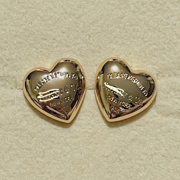Tiff@ny-Inspired Heart Stud Earrings | Champagne Gold Settings | Polished Heart Design product photo 1