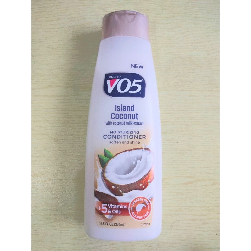 Vo5 Island Coconut Moisturizing Conditioner plus Vitamins and Oils