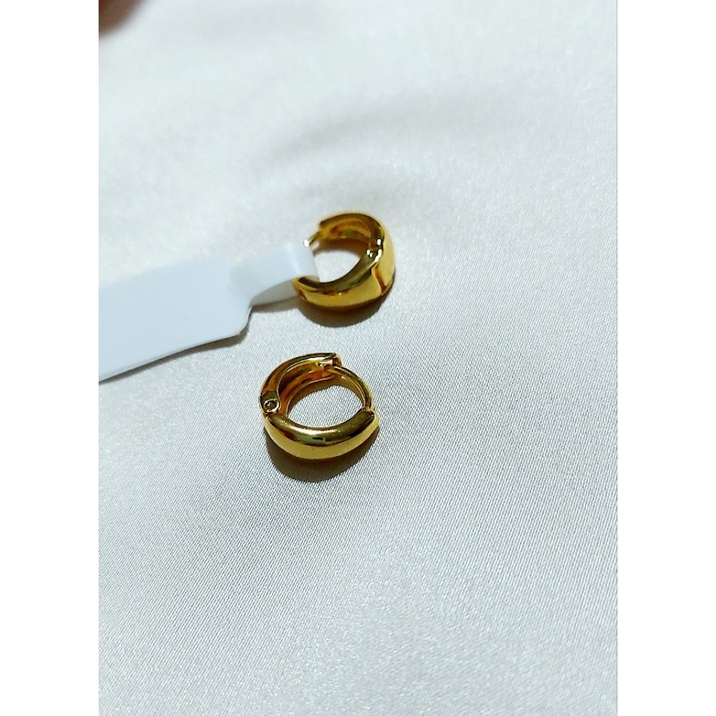 Huggies Earrings JapanGold product photo 5
