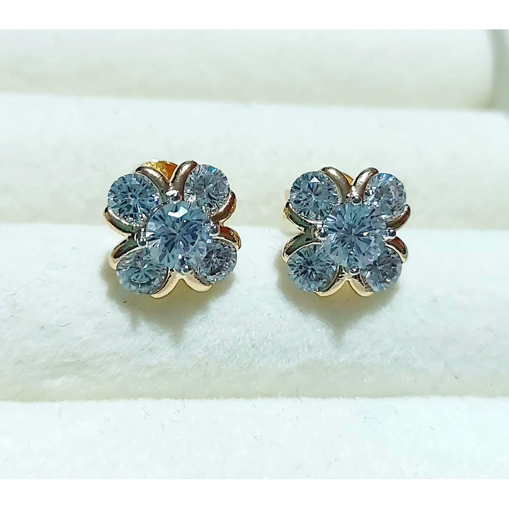 Flower Diamond Stud Earrings | Yellow Gold Setting product photo 1