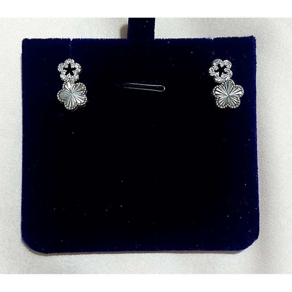 VCA-Inspired Laser/Diamond Stud Earrings product photo 3