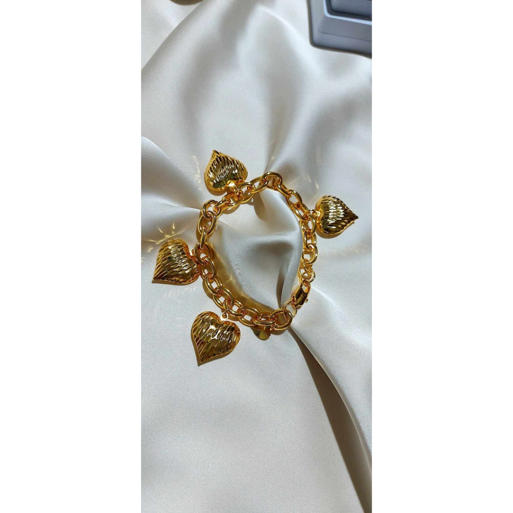 Chunky Heart Charmed Bracelet | 19cm | Yellow Gold Setting product photo 5