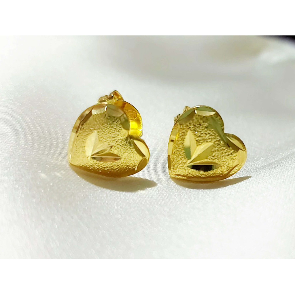 Simple Heart Stud Earrings | Yellow Gold Setting product photo 1