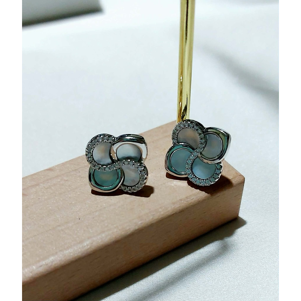 Flumina White Mother of Pearl Earrings product photo 1