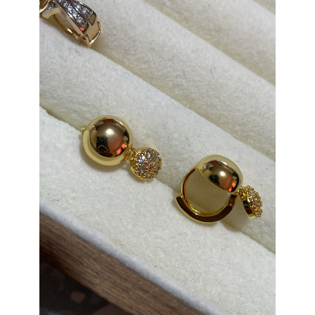Huggies earings with diamonds product photo 2