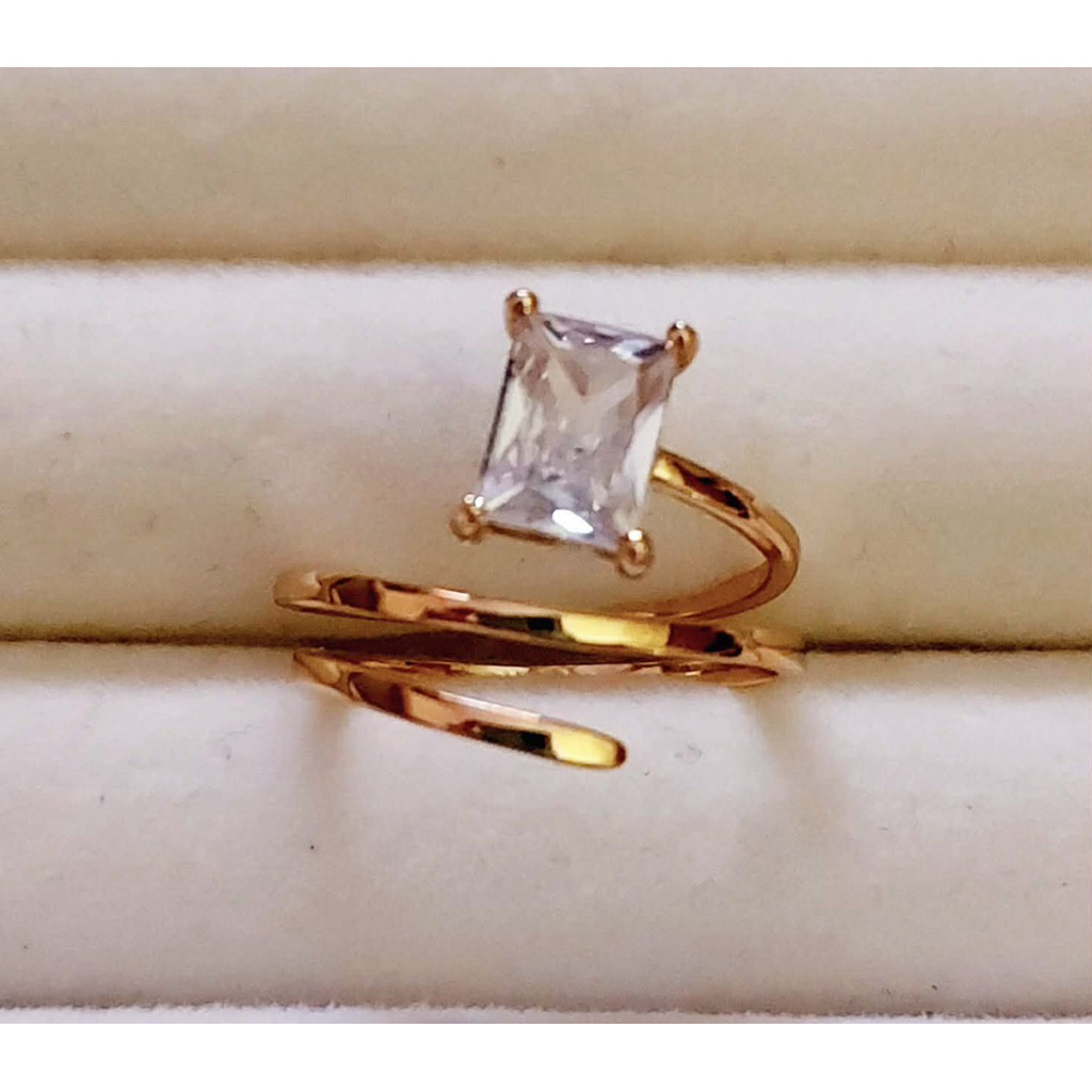 Spring Ring with Emerald-Cut Diamond – Yellow Gold (Size 8) product photo 2