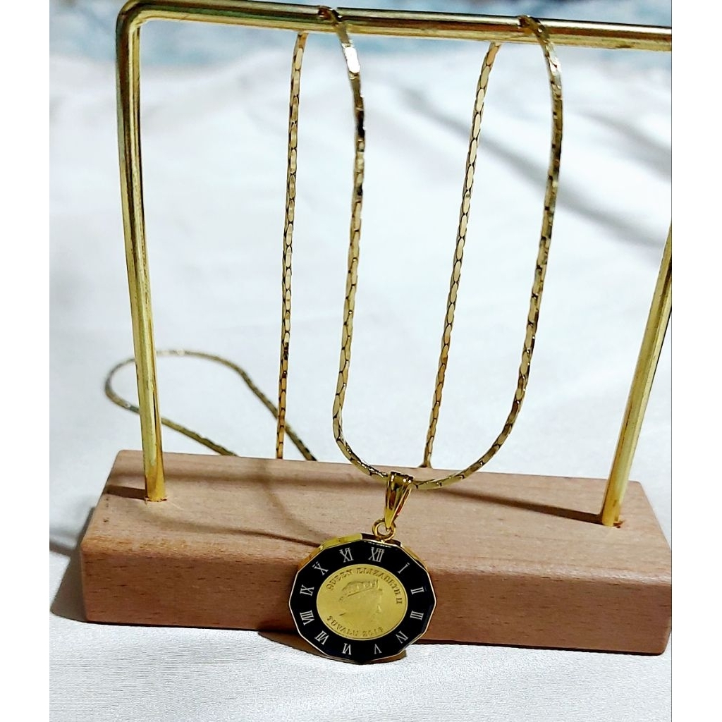 Queen Elizabeth Timeless Necklace product photo 5