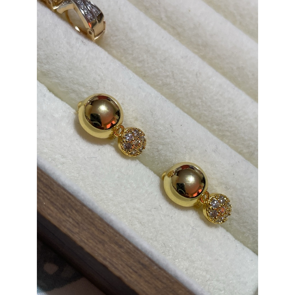 Huggies earings with diamonds product photo 1