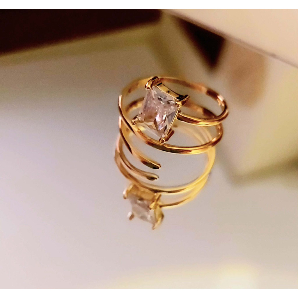 Spring Ring with Emerald-Cut Diamond – Yellow Gold (Size 8) product photo 4