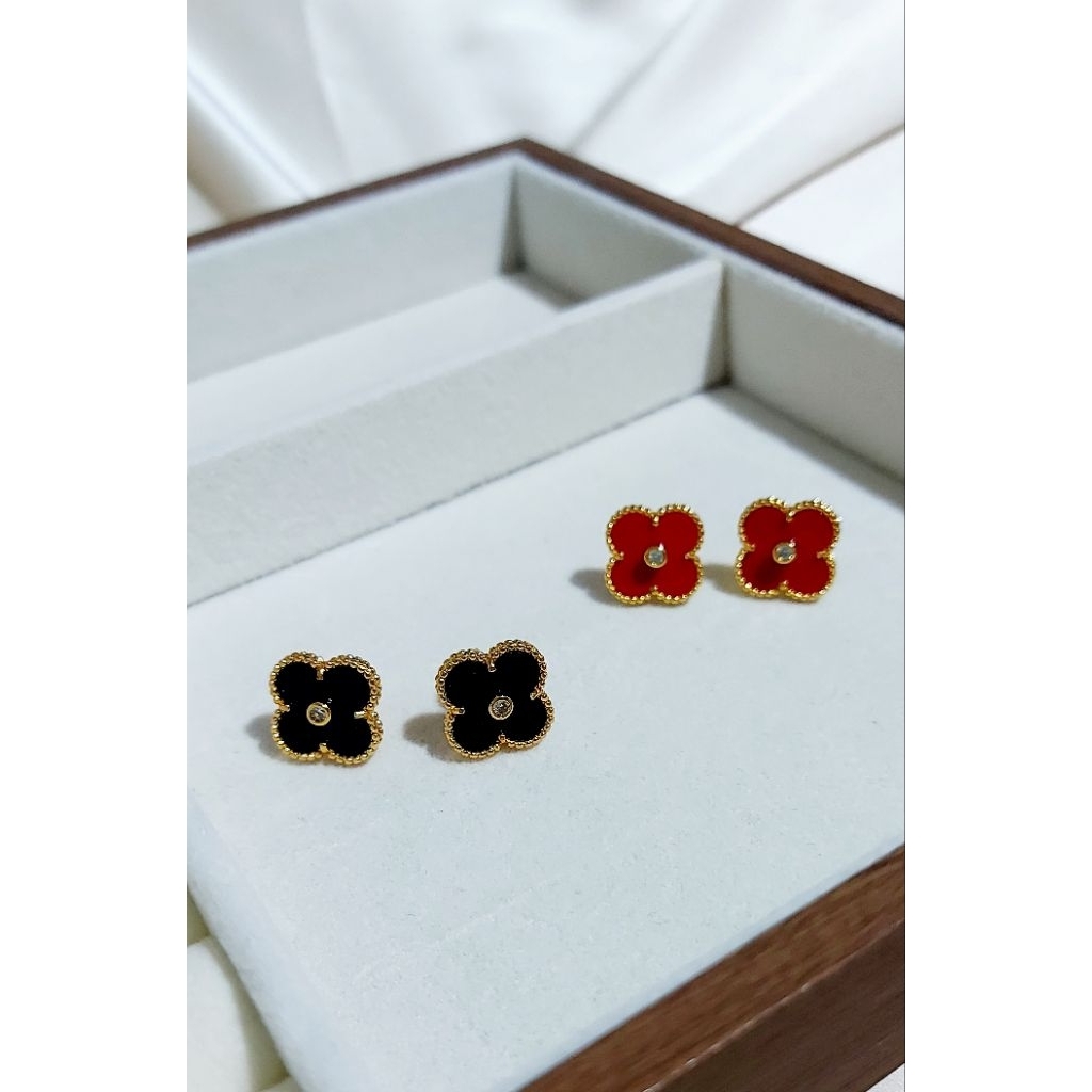 Clover Stud Earrings 15mm product photo 4
