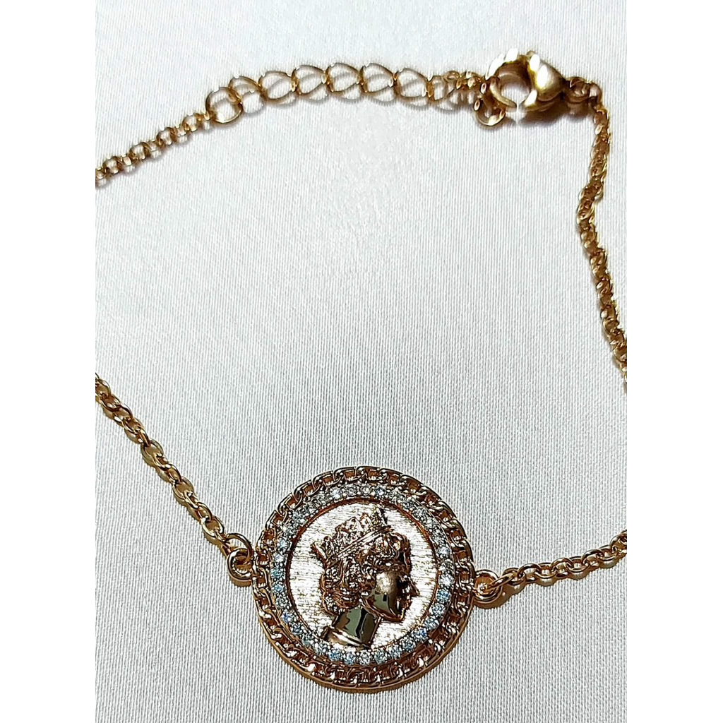 Vintage Queen Medallion Bracelet | Adjustable 7–7.5 Inches | Champagne Gold Setting product photo 3