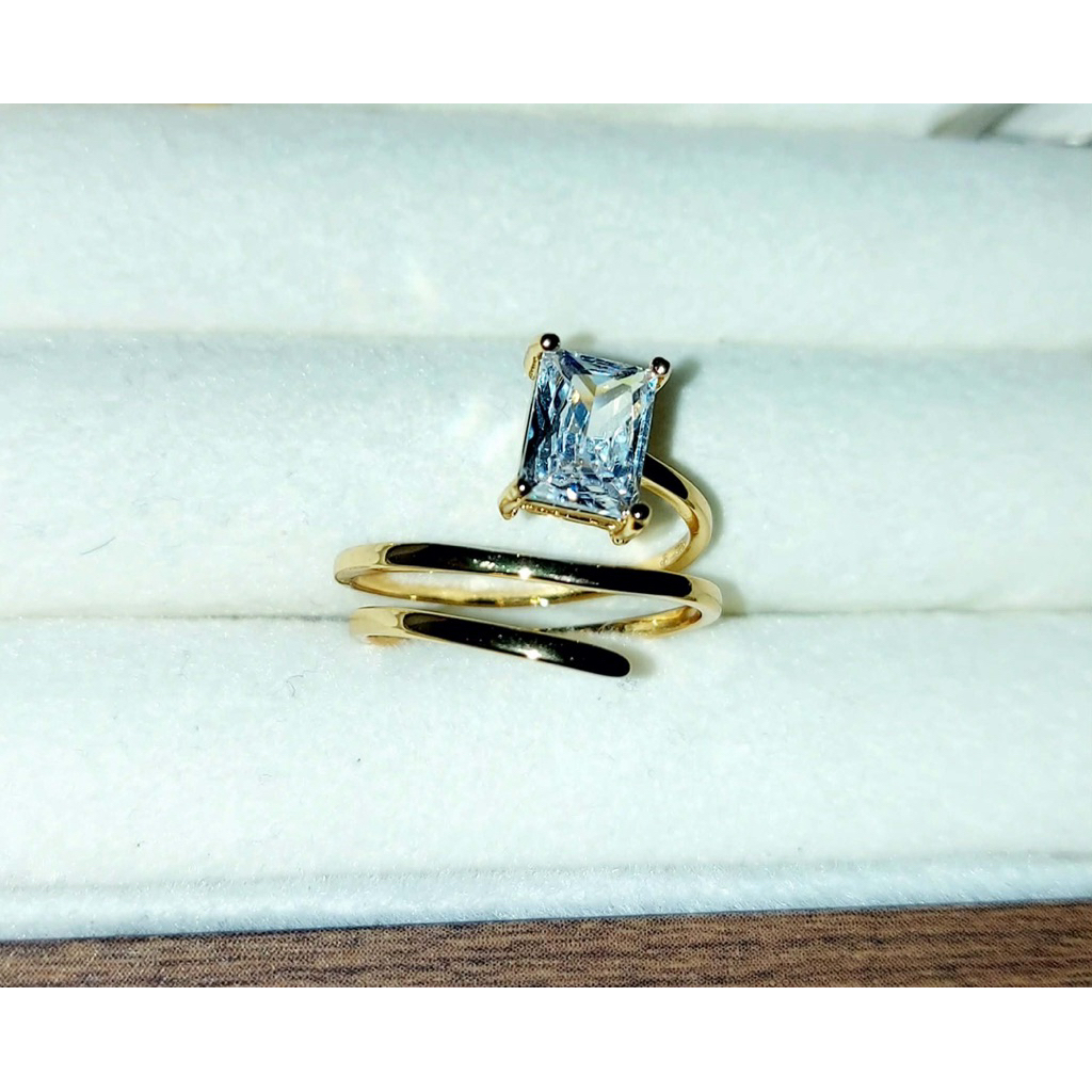 Spring Ring with Emerald-Cut Diamond – Yellow Gold (Size 8) product photo 1