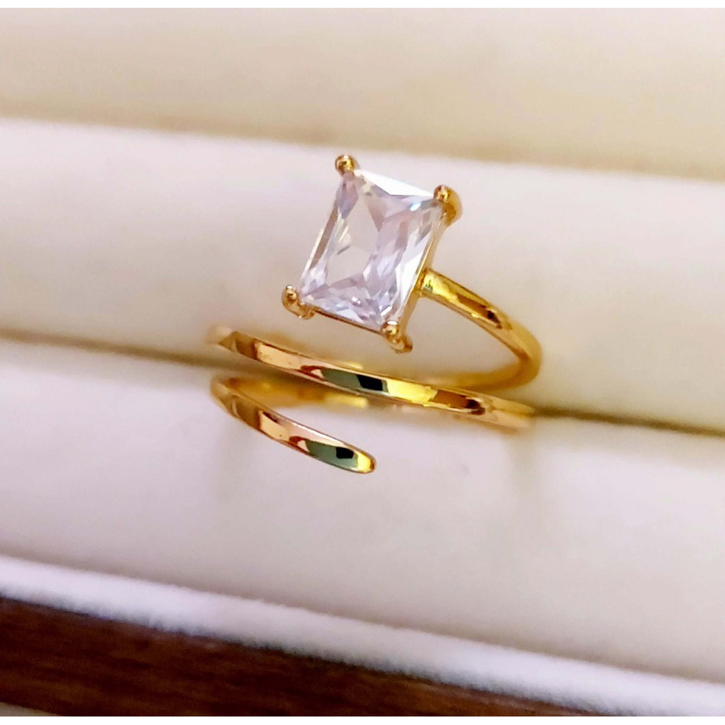 Spring Ring with Emerald-Cut Diamond – Yellow Gold (Size 8) product photo 3