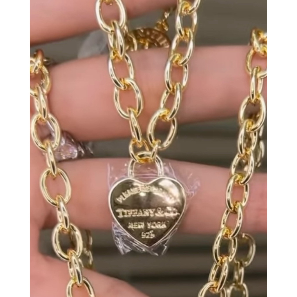 Heart Charm Chunky Chain Bracelet | Gold-Tone | Toggle Clasp product photo 4