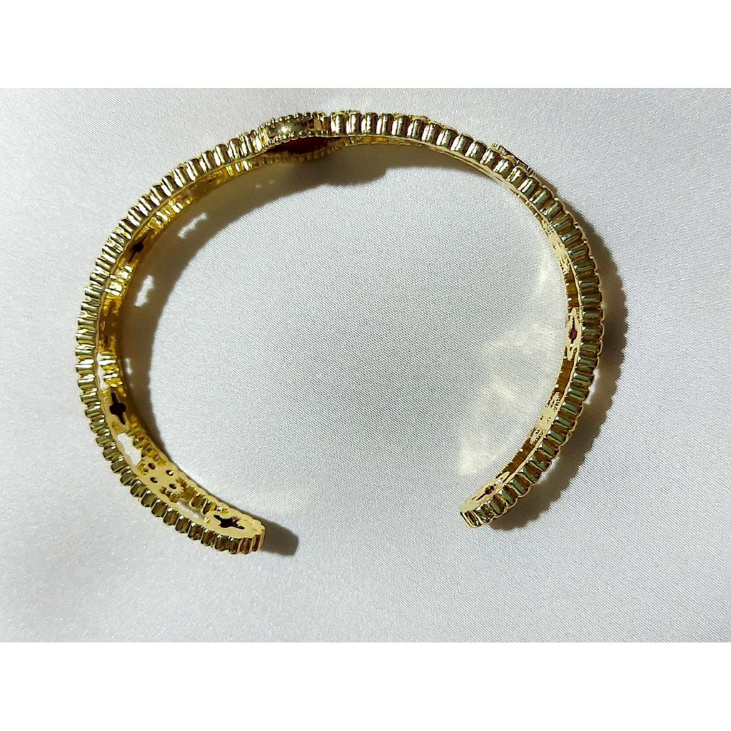 Clover-Motif Bangle Bracelet | Slightly Adjustable | Yellow Gold Setting product photo 4