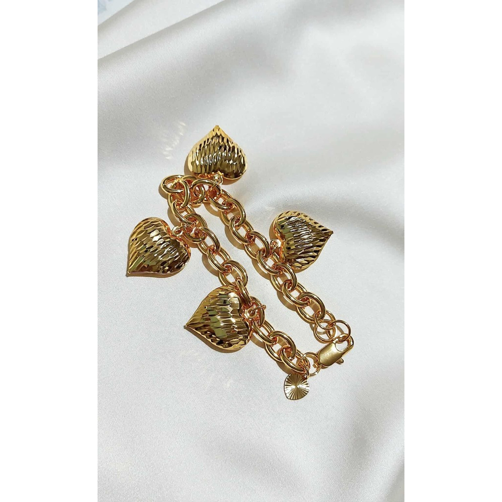 Chunky Heart Charmed Bracelet | 19cm | Yellow Gold Setting product photo 3