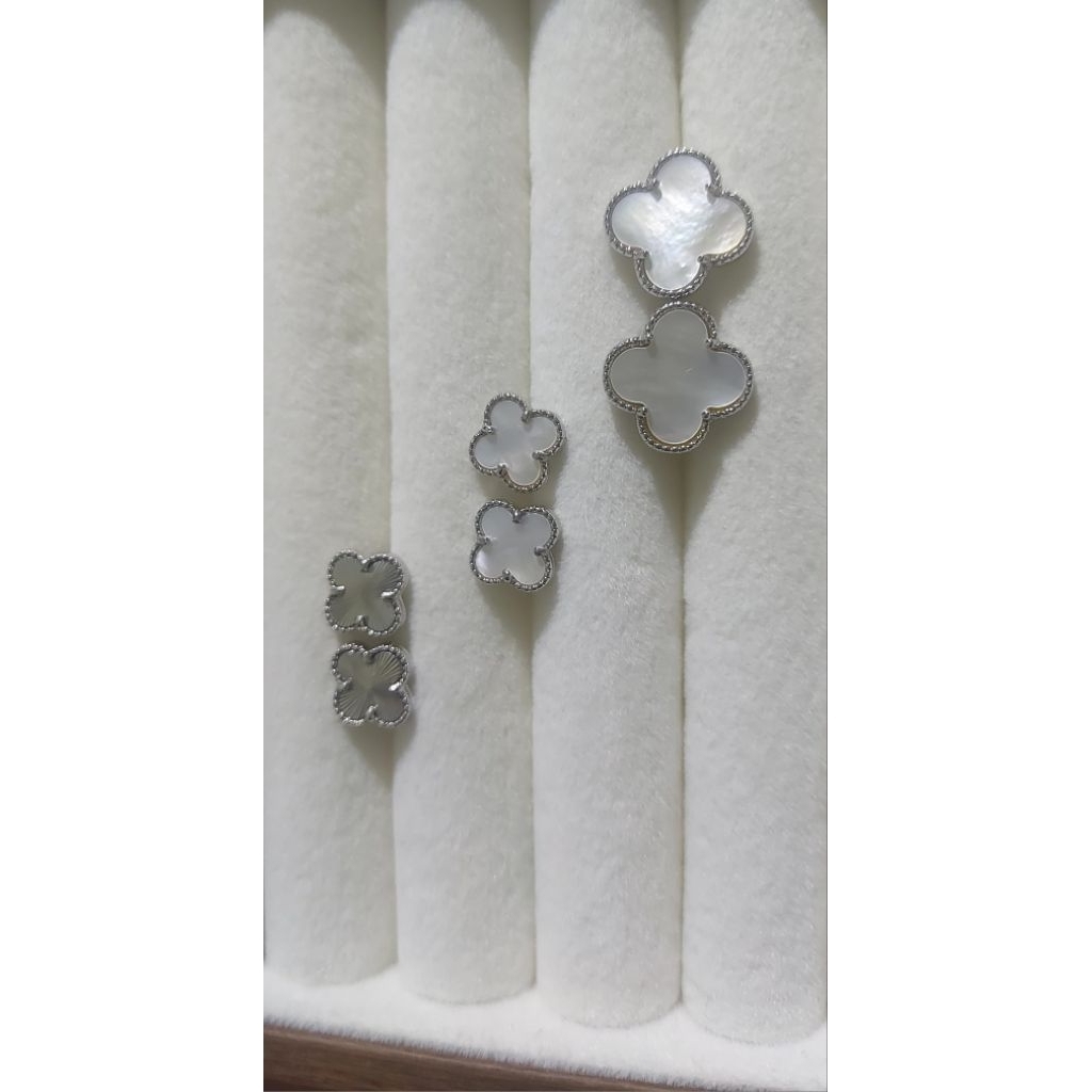 Clover stud Earring Mother of Pearl/ laser style accent product photo 3