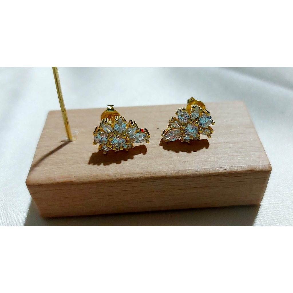 Diamond Cluster Stud Earrings product photo 4