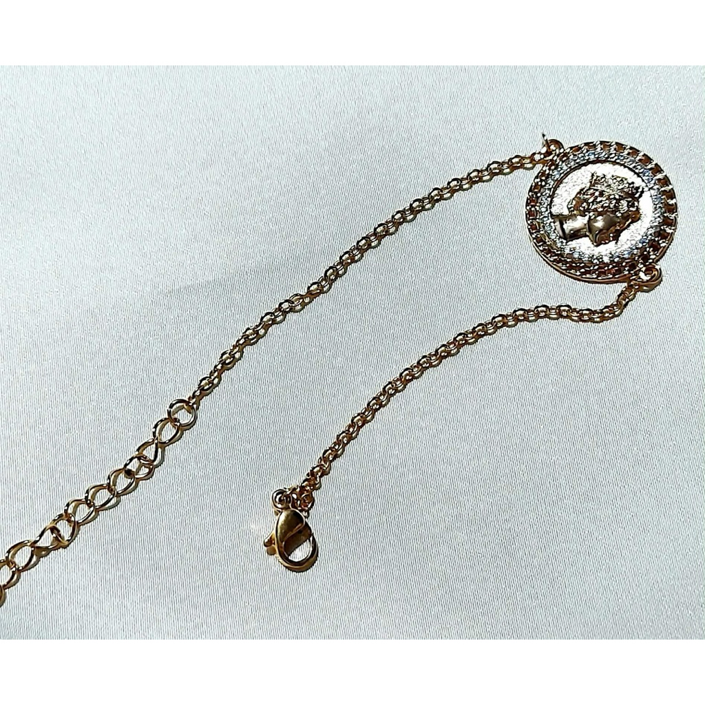 Vintage Queen Medallion Bracelet | Adjustable 7–7.5 Inches | Champagne Gold Setting product photo 4