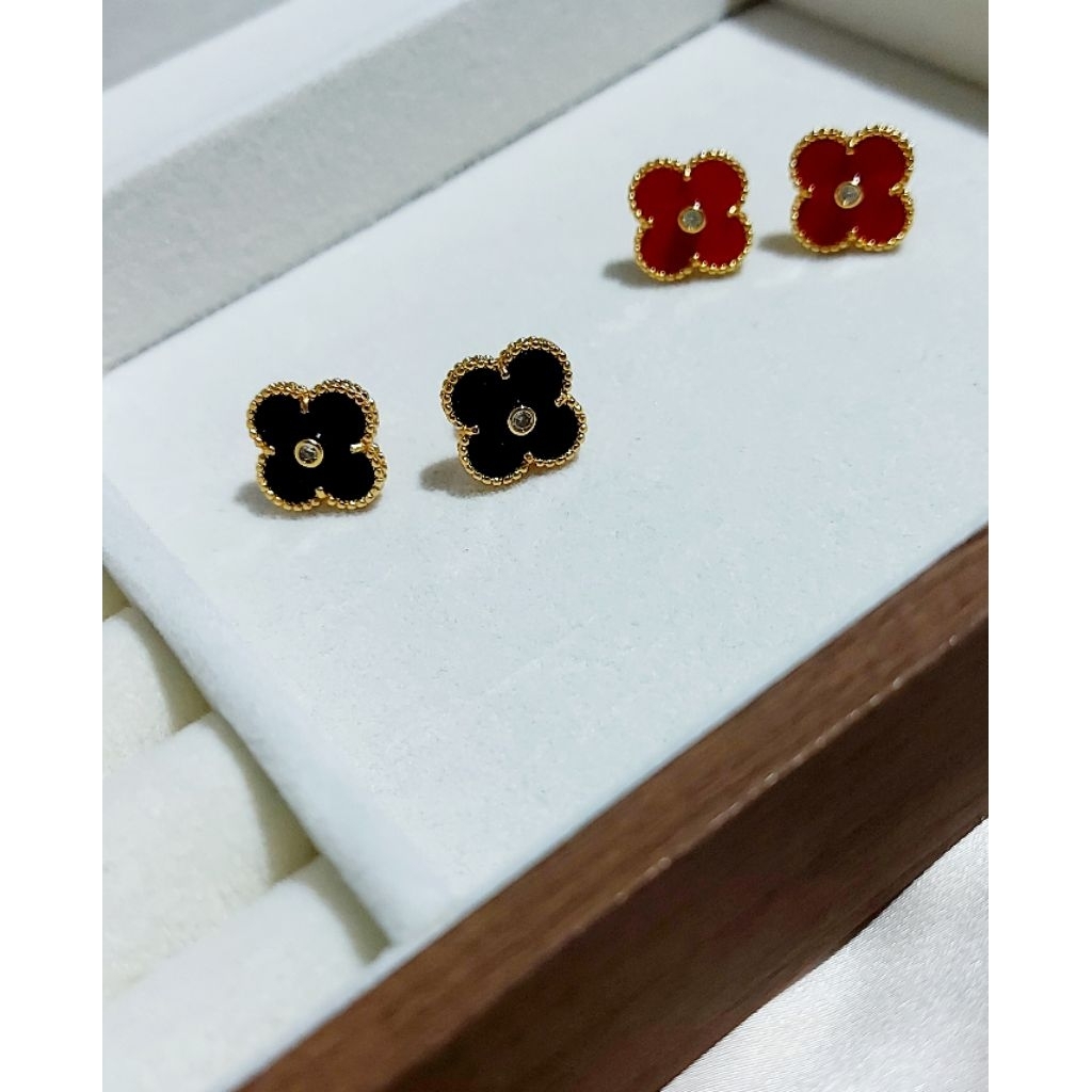 Clover Stud Earrings 15mm product photo 2