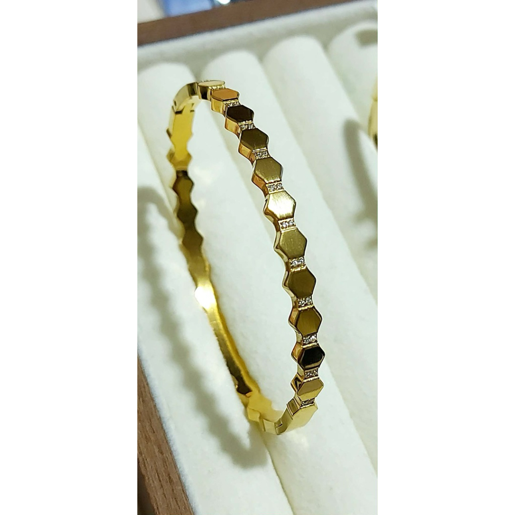 Studded Honeycomb Bangle | 17cm | 18K Yellow Gold product photo 1