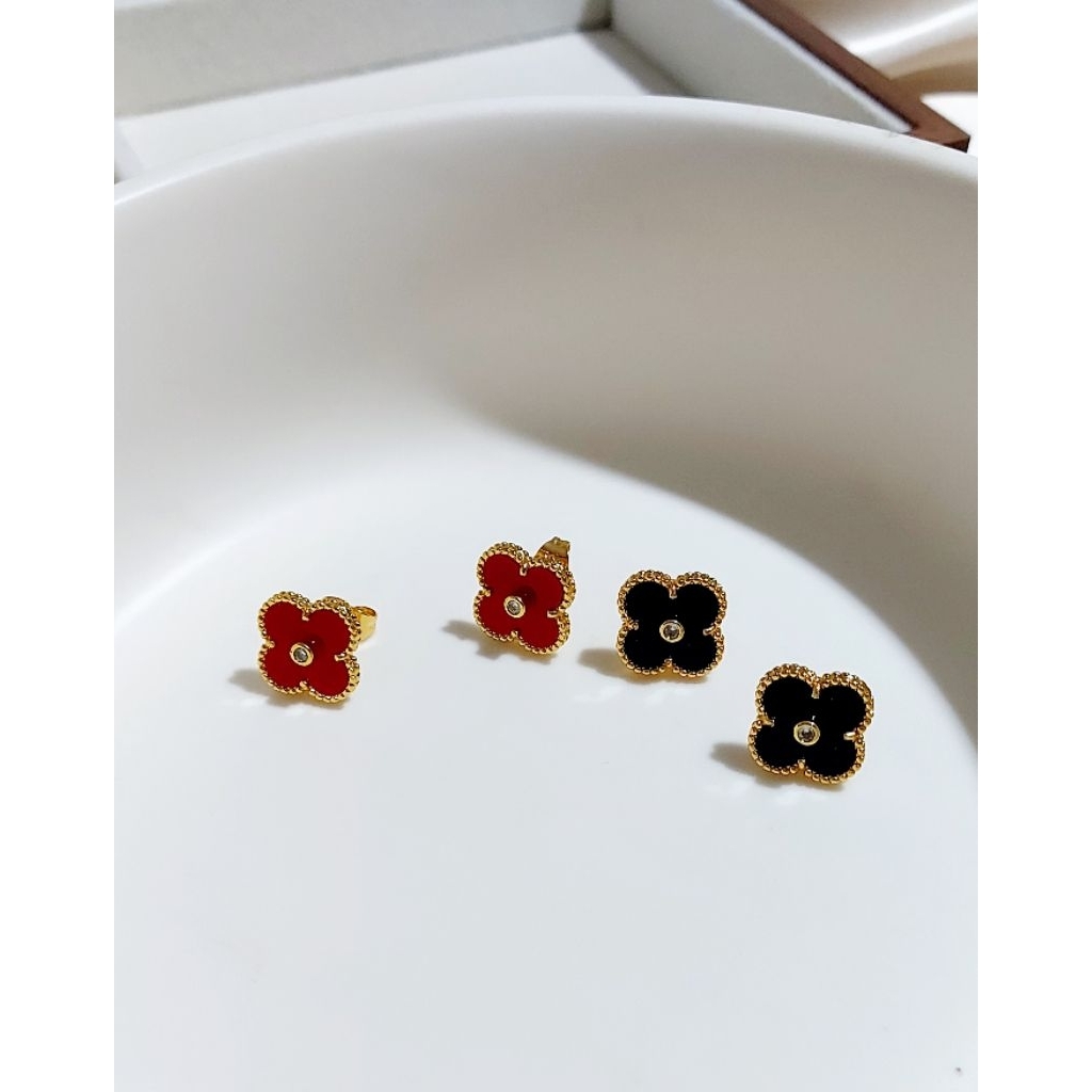 Clover Stud Earrings 15mm product photo 1