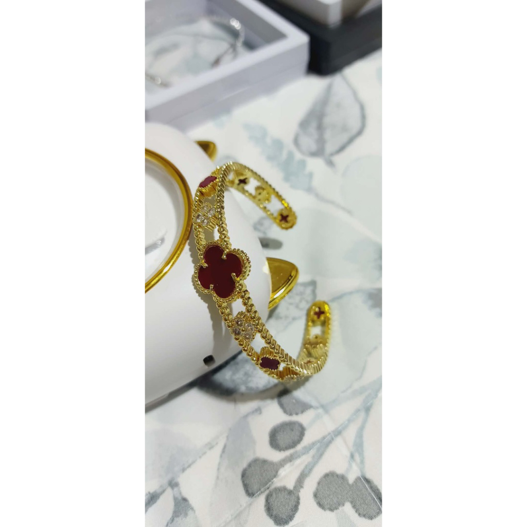 Clover-Motif Bangle Bracelet | Slightly Adjustable | Yellow Gold Setting product photo 2