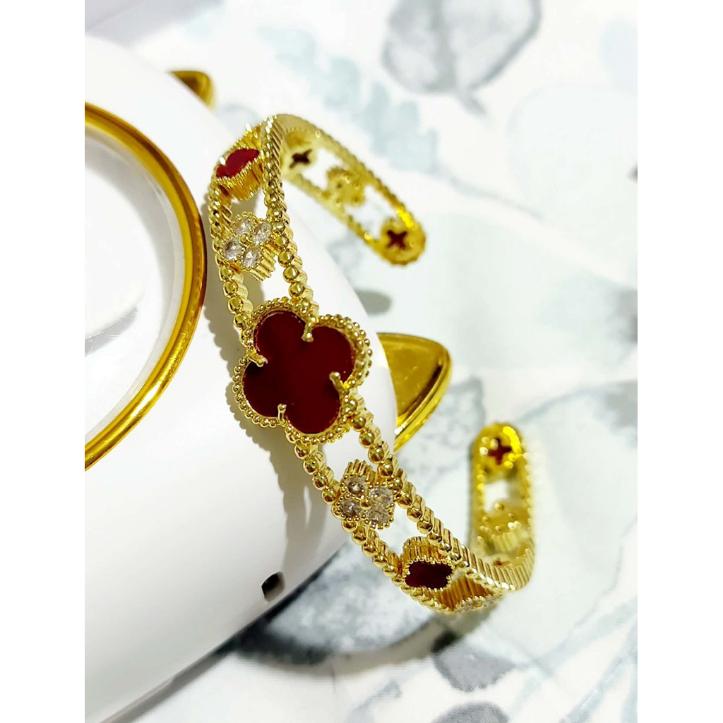 Clover-Motif Bangle Bracelet | Slightly Adjustable | Yellow Gold Setting product photo 1