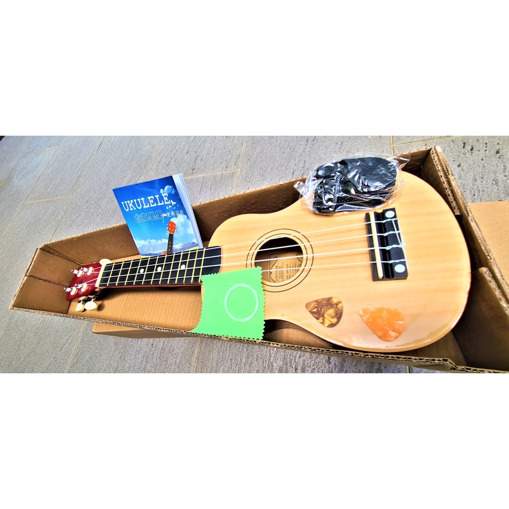 Ukulele Wood Soprano 21 Inch With Pickguard Free Bag Picker Spare